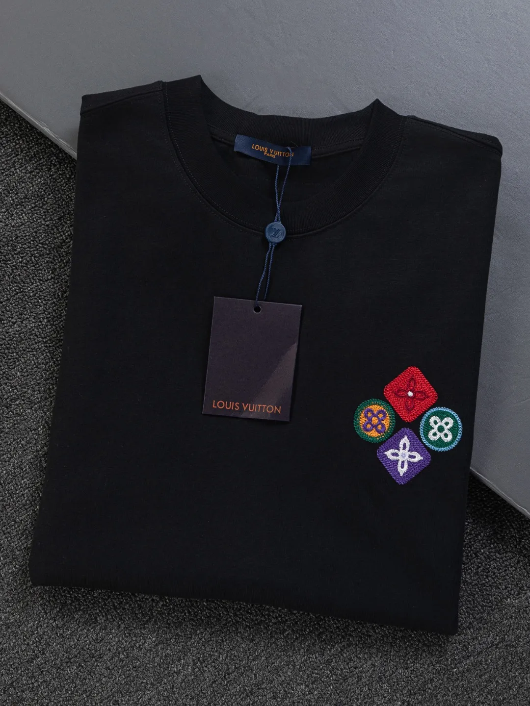 🅿️190 Louis Vuitton 1V LV lv micro-wide version S-XL LV 26ss new products are available at the counter simultaneously. Multiple craftsmanship. Colorful 🍀four-leaf clover🪡embroidery on the chest. Straight color four-leaf clover🍀🪡embroidered logo on the back. Round neck short-sleeved T-shirt, same style for men and women! Consigned to one-to-one creation. Synchronized with the official website, pure cotton fabrics at the counter! It is close to the skin and comfortable, durable and easy to wear. It has a classic and simple logo design and meticulous original craftsmanship. Short-sleeves, a must-have item for men, do not appear to be the same for the general public, but must be unique and eye-catching. This LV short-sleeve is all about quality, comfort, the same shape and fashion as always, including fabrics and cutting techniques. All of them have been made with great effort! 320 grams of washed pure cotton fabric, pure cotton is breathable, very refreshing and comfortable for daily wear. The rib knitting on the neckline is smooth and tight, and the neckline will not be skewed if you toss it at will. The loose version, you will find that it looks really good on the upper body. The overall is minimalist and neat, super versatile for daily use! Pair it casually with a pair of pants for a youthful look. A T-shirt will make your outfit crazy. It is a fashionable item that can never go wrong! Color: Black White Size: S-XL Size chart: S: Shoulder width 50-Bust 56-Length 70 M: Shoulder width 52-Bust 57-Length 72 L: Shoulder width 54-Bust 59-Length 74 XL: Shoulder width 56-Bust 62-Length 76